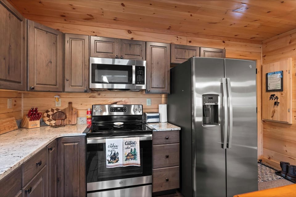 Fully equipped kitchen with automatic dishwasher, microwave, stove, refrigerator