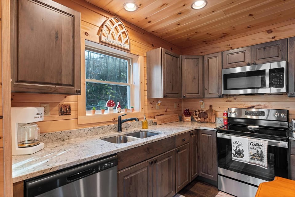 Fully equipped kitchen with automatic dishwasher, microwave, stove, refrigerator