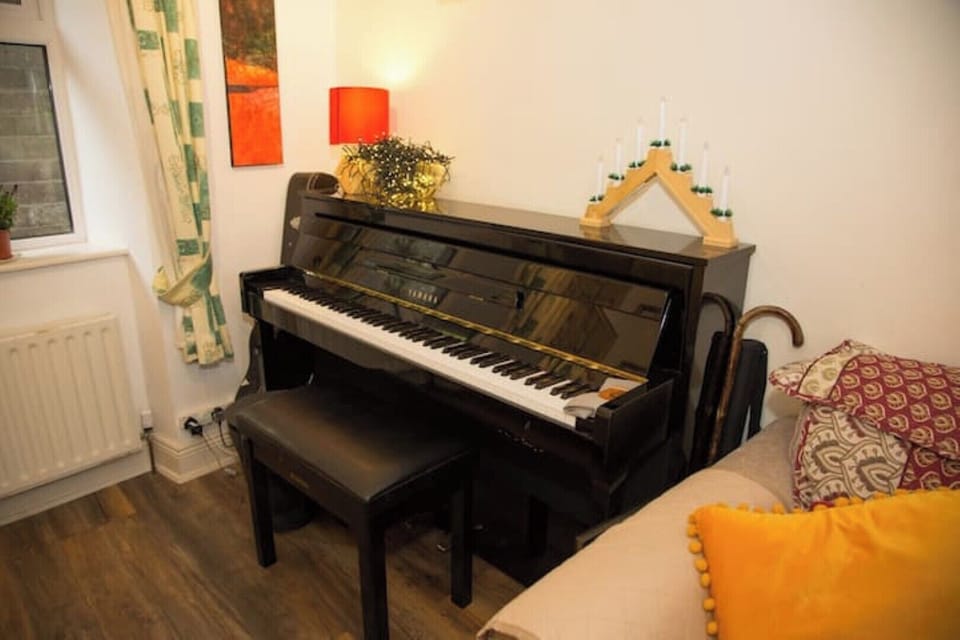 Living room with piano - please enjoy