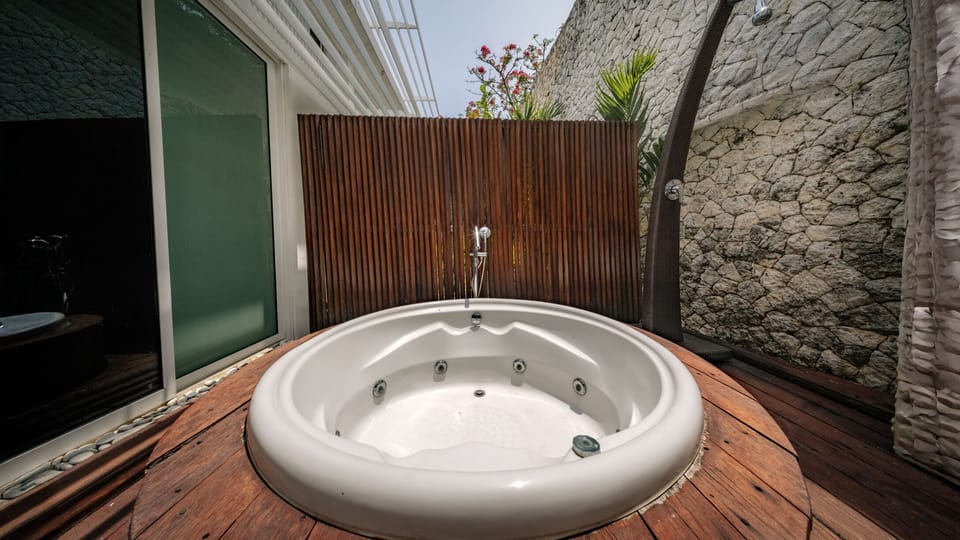 Outdoor spa tub