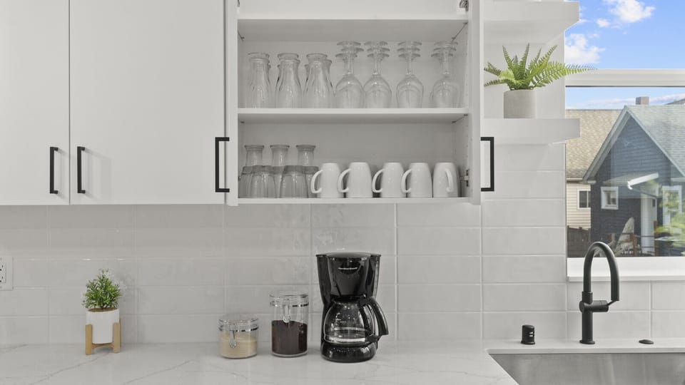 Kitchen cabinet with tableware