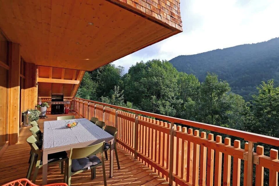 Auf der großzügigen Terrasse mit Essplatz genießen Sie Mahlzeiten unter freiem Himmel. Umgeben von frischer Schwarzwaldluft und malerischer Kulisse ist dies der ideale Ort für gesellige Stunden und kulinarische Highlights.
