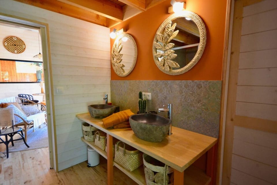 Cabanes de Provence, des hébergements de charme mêlant luxe et nature. Profitez d`un confort unique dans des lieux d’exception au cœur de la Provence.
