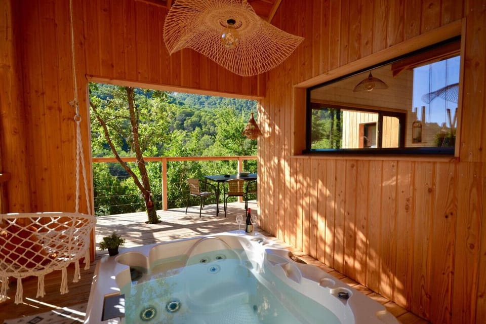 Le Lodge Mont Ventoux - Les Cabanes de Provence, des hébergements insolites mêlant luxe et nature. Profitez d’un confort unique dans des lieux d’exception au cœur de la Provence