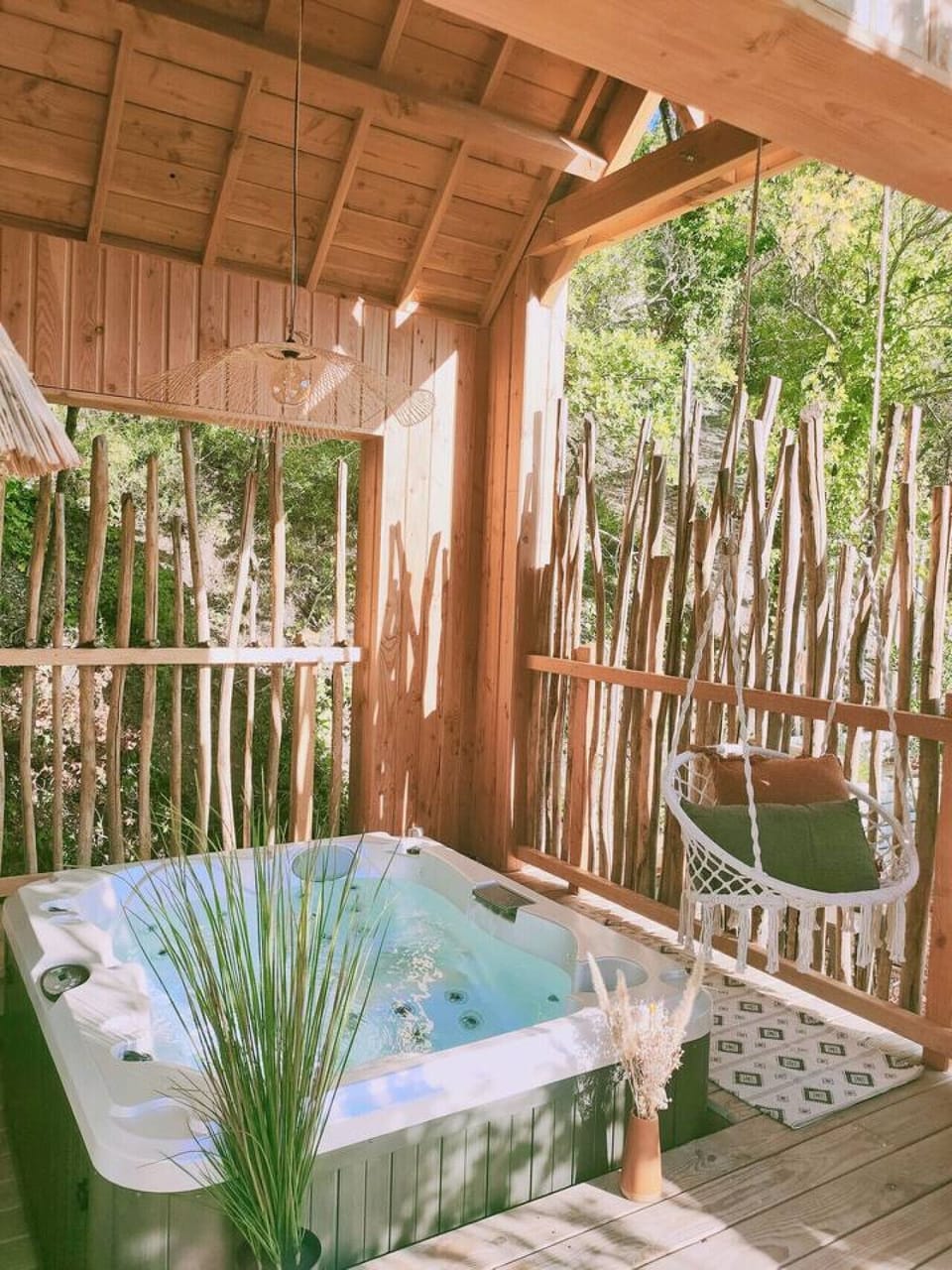 Le Lodge Mont Ventoux - Les Cabanes de Provence, des hébergements insolites mêlant luxe et nature. Profitez d’un confort unique dans des lieux d’exception au cœur de la Provence