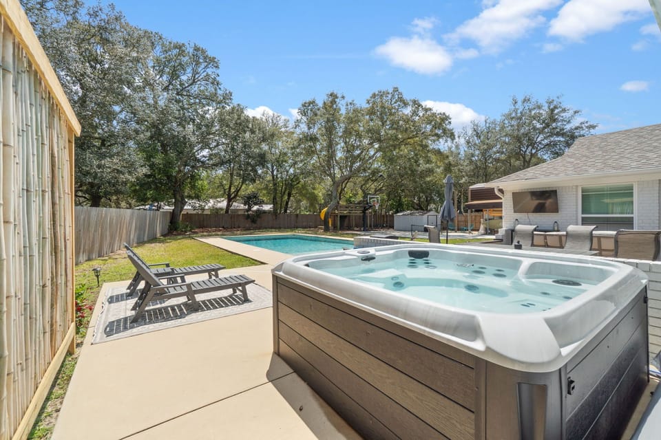 Hot tub with room for 6 adults.