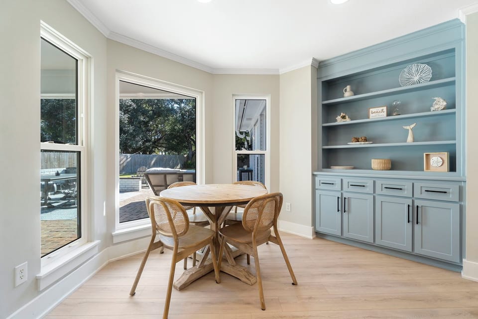 Breakfast table for 4.