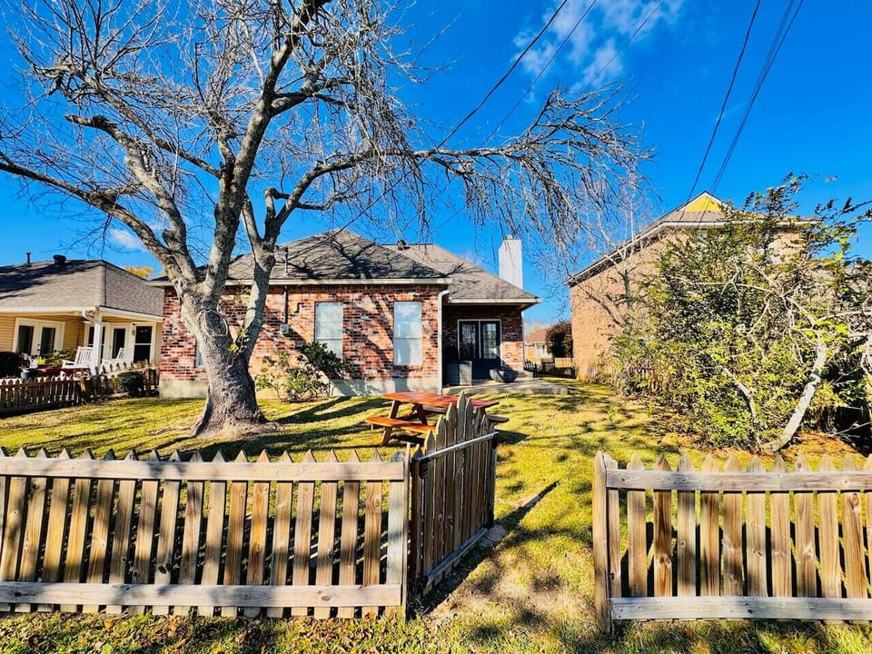 Charming exterior: Enjoy sunny days in the spacious yard with picnic area and peaceful vibes!