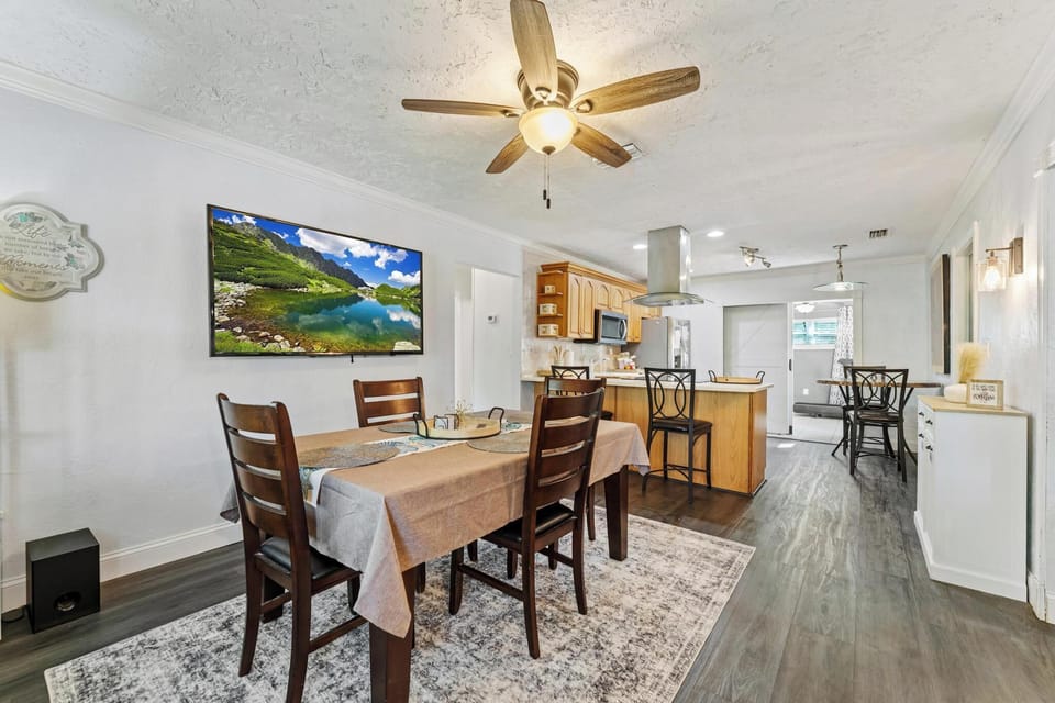 Entry Way/ Dining Area