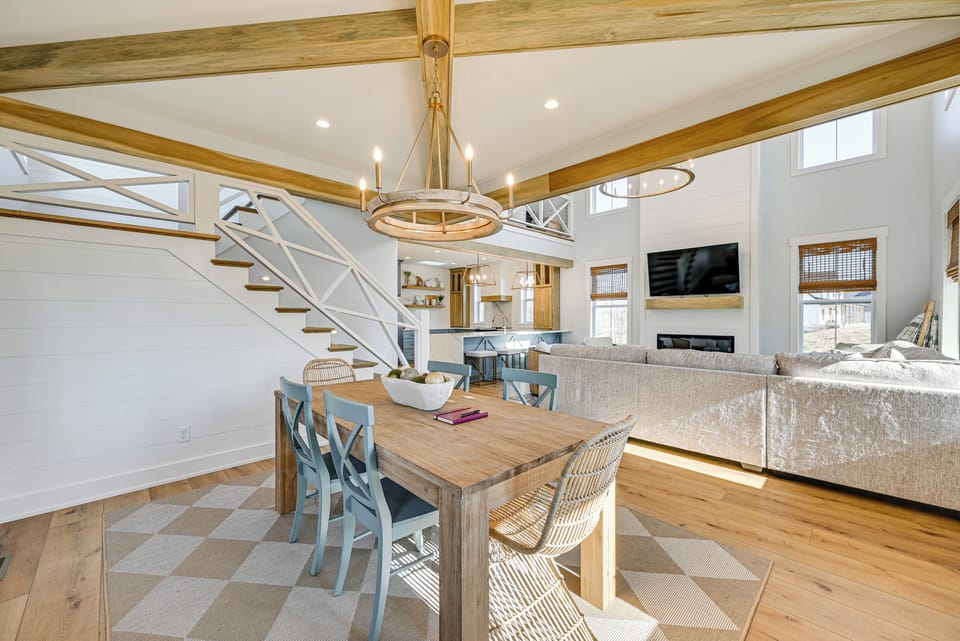 Dining Area | Dishware/Flatware Provided | Main Level