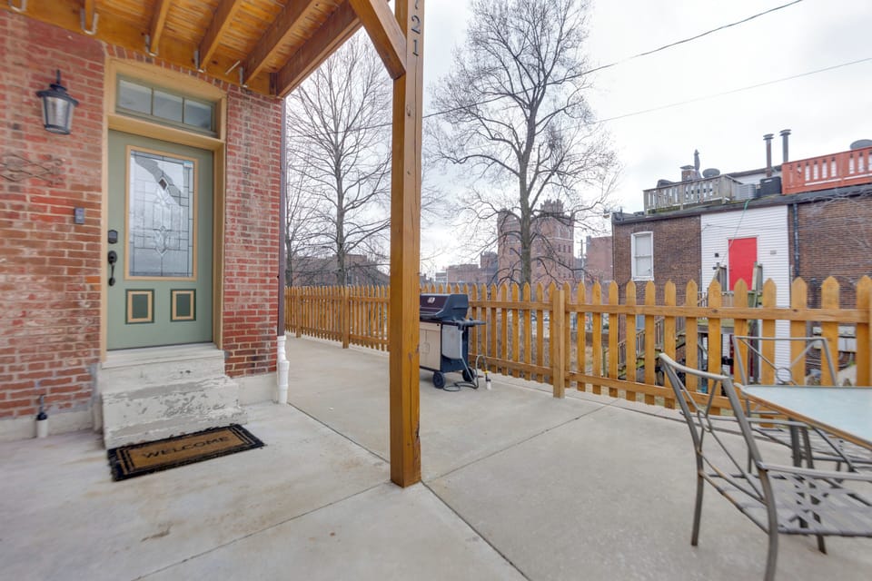 Apartment Exterior | Private Entrance | Gas Grill | Dining Area