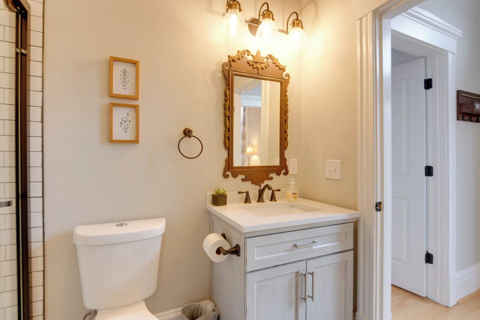 Full Bathroom | Towels Provided
