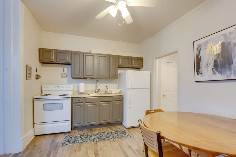 Kitchen & Dining Area | Single-Story Apartment
