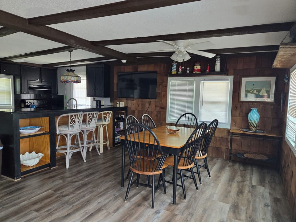 Dinning Room/Bar Area