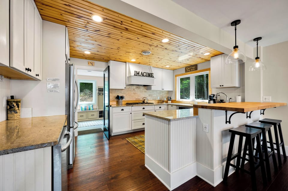 Gourmet kitchen with 2 refrigerators, gas cooktop, convection oven, microwave, 