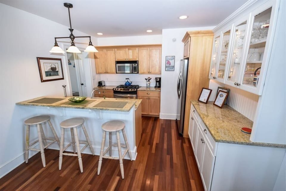 Modern, fully equipped kitchen with a large island and bar seating – great for cooking and entertaining.