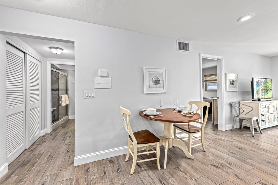Dinette with view of both hallways