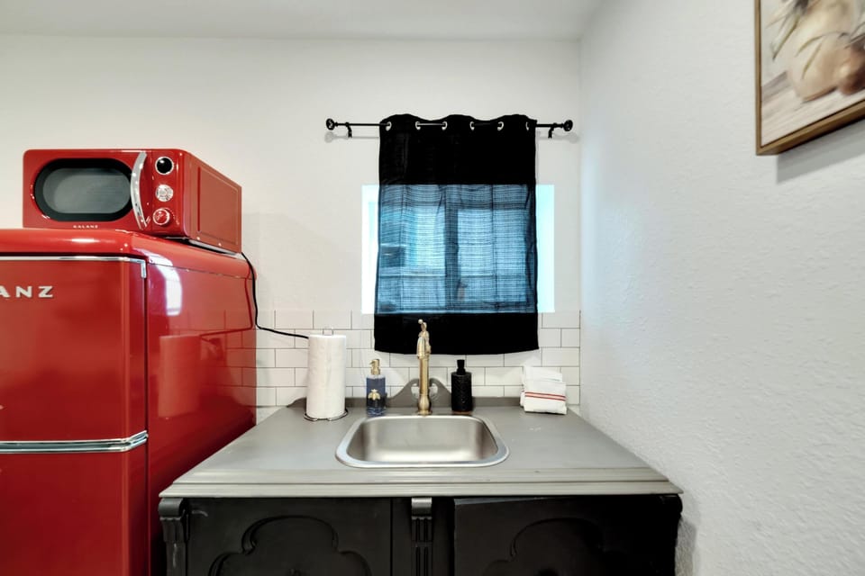 Kitchen space with dining table (Oven not included)
