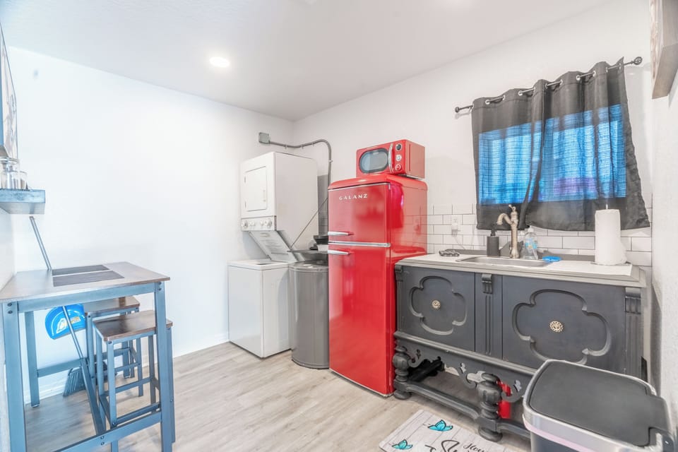 Kitchen space with dining table (Oven not included)
