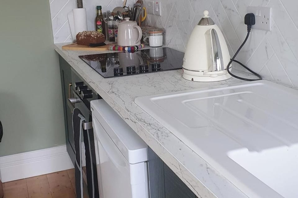 Kitchen area
Hob, oven, toaster,microwave, kettle