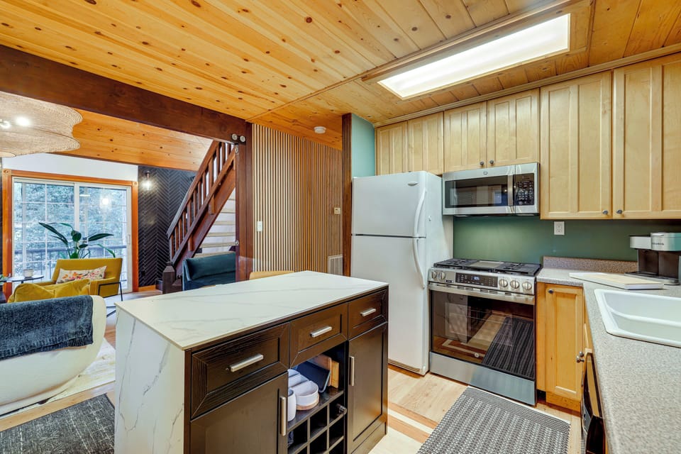 Kitchen | 1st Floor | Dual Keurig/Drip Coffee Maker | Dishwasher