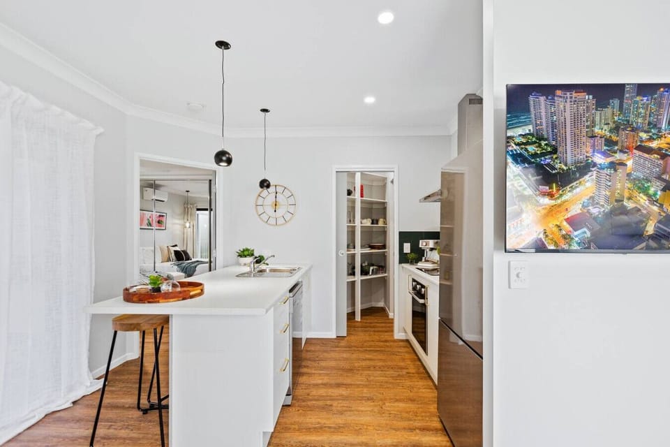 The kitchen also includes a microwave, toaster, and kettle for your convenience. With plenty of storage space and all the essentials, it’s designed to make meal prep and dining a breeze, whether you're cooking a quick snack or a full meal.