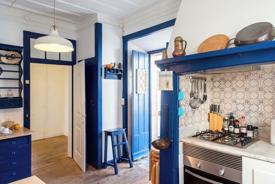 Santo Antonio 2 kitchen design with a modern stove and oven.