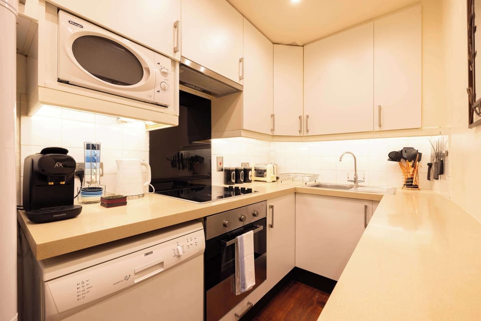 Redcliffe Gardens functional and stylish kitchen