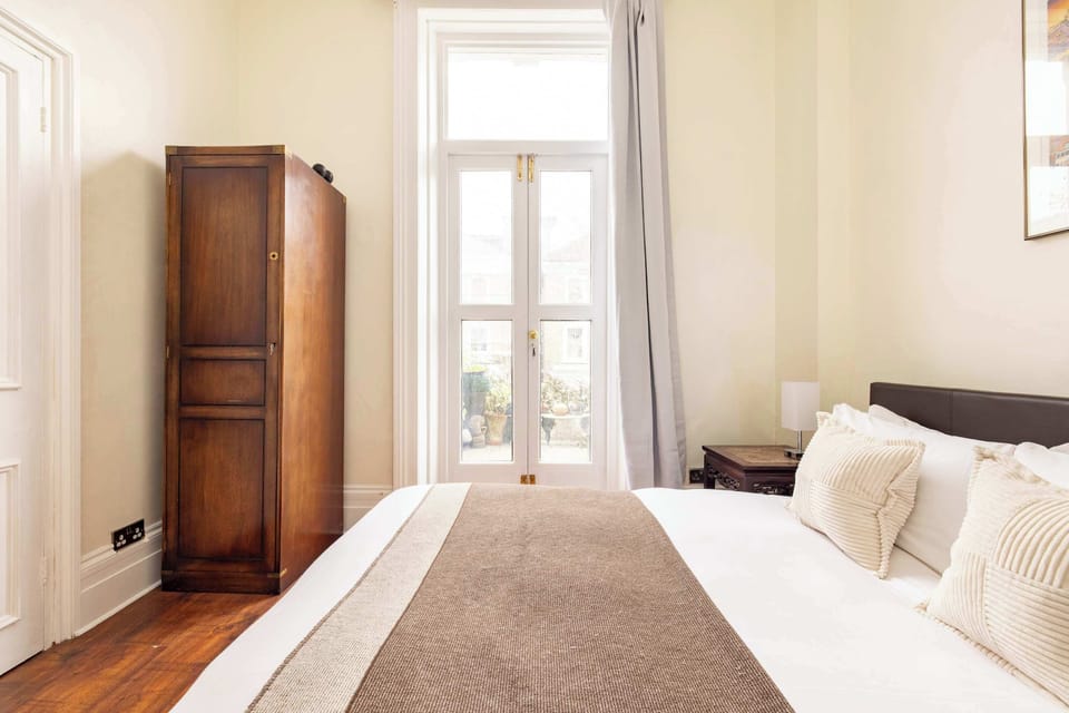 Redcliffe Gardens relaxing bedroom environment