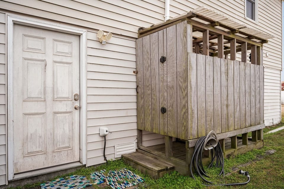 28-web-or-mls-2024-Wrightsville-Ave-Outside-Shower