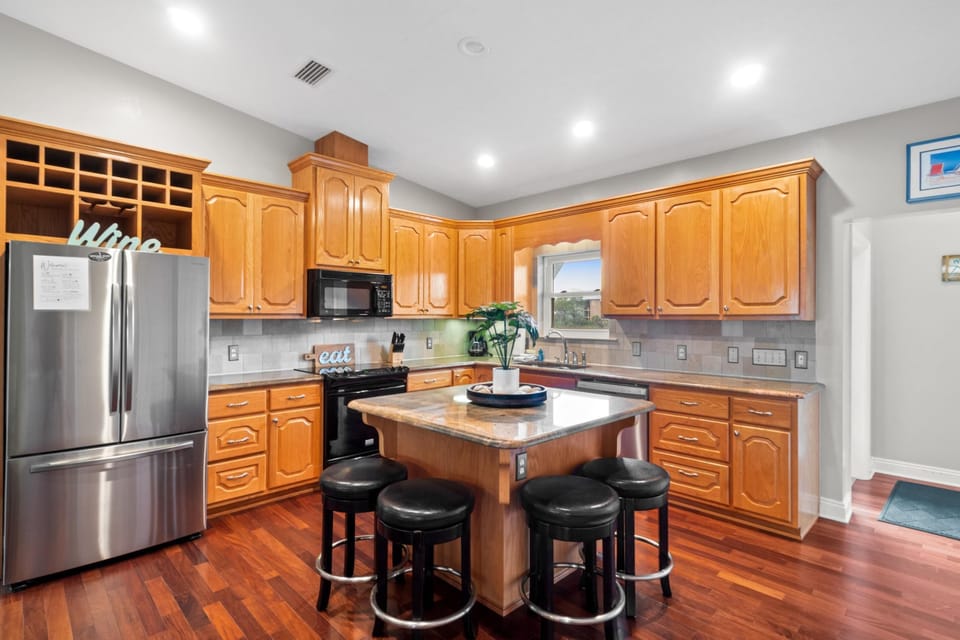Kitchen with Breakfast Bar