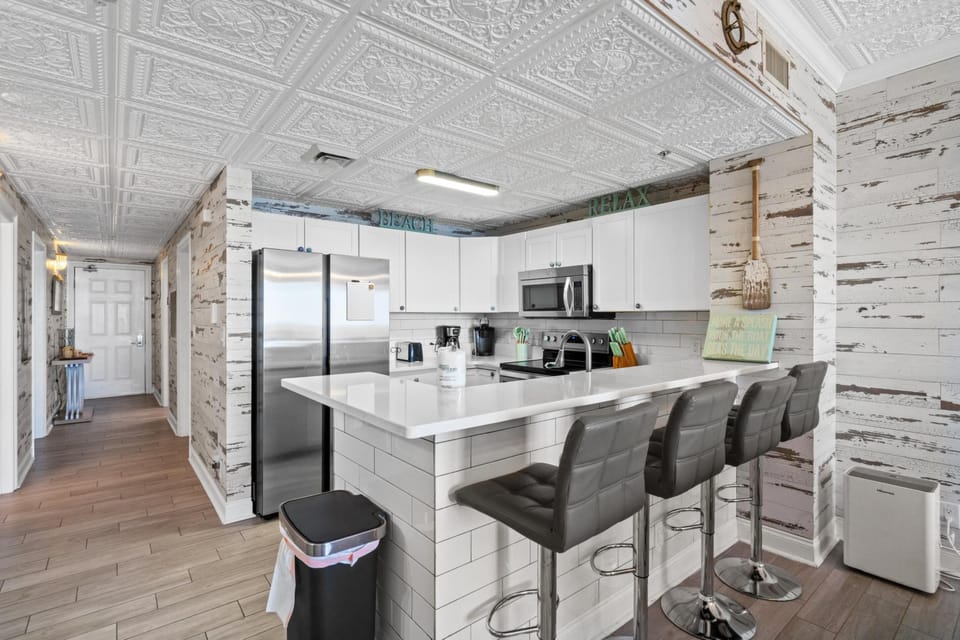 Kitchen with Breakfast Bar
