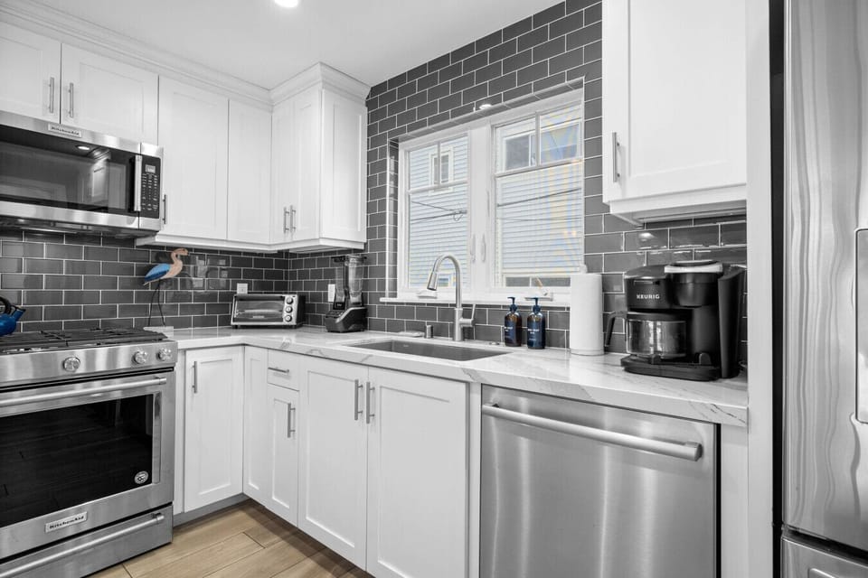 Modern kitchen with high-end appliances, coffee bar, and in-unit laundry. ☕🍴🧺