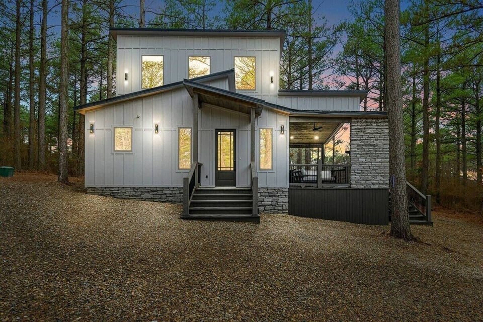 Beautiful cabin tucked into an oversized lot