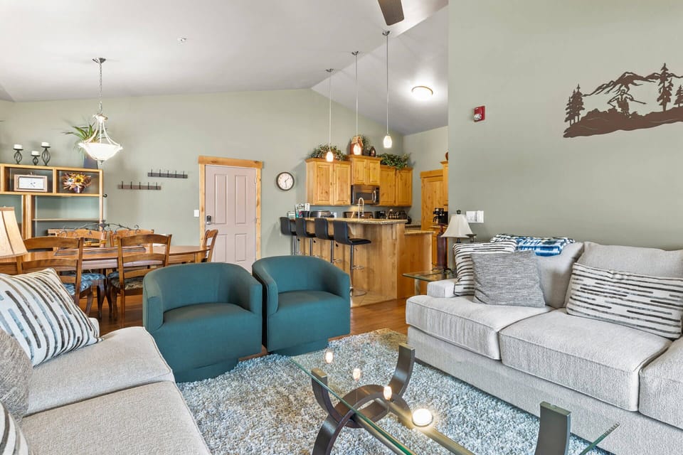 Bear Hollow Lodges 1403: Living room with Queen sleeper sofa, gas fireplace, and private balcony access