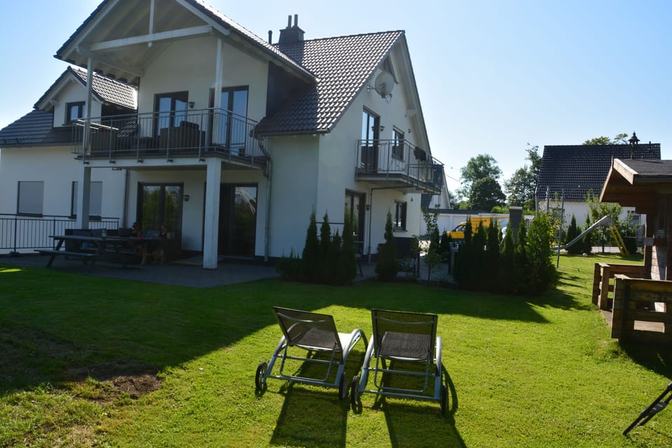 rondom zonnige tuin en terassen
