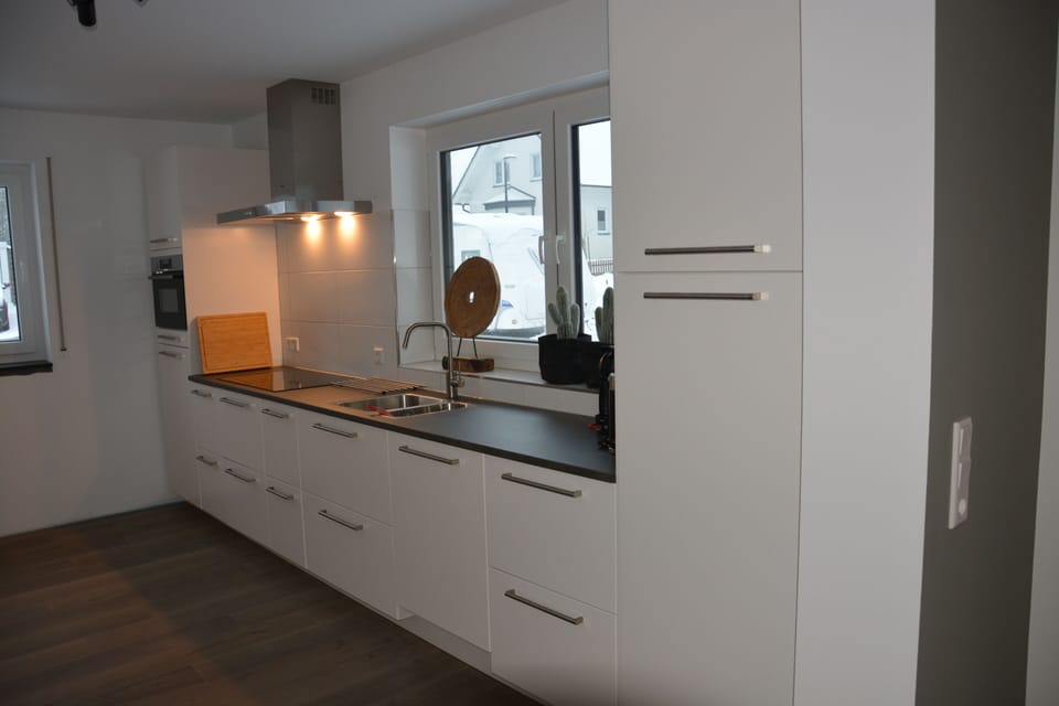 De volledig uitgeruste keuken op de begane grond