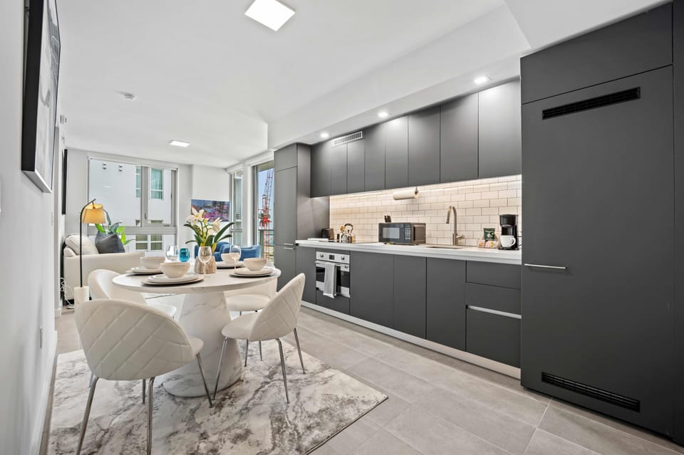 Fully equipped kitchen and dining area