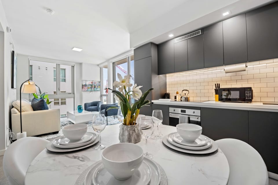 Fully equipped kitchen and dining area