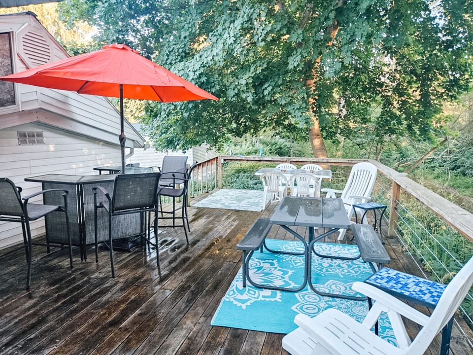 Deck behind the home