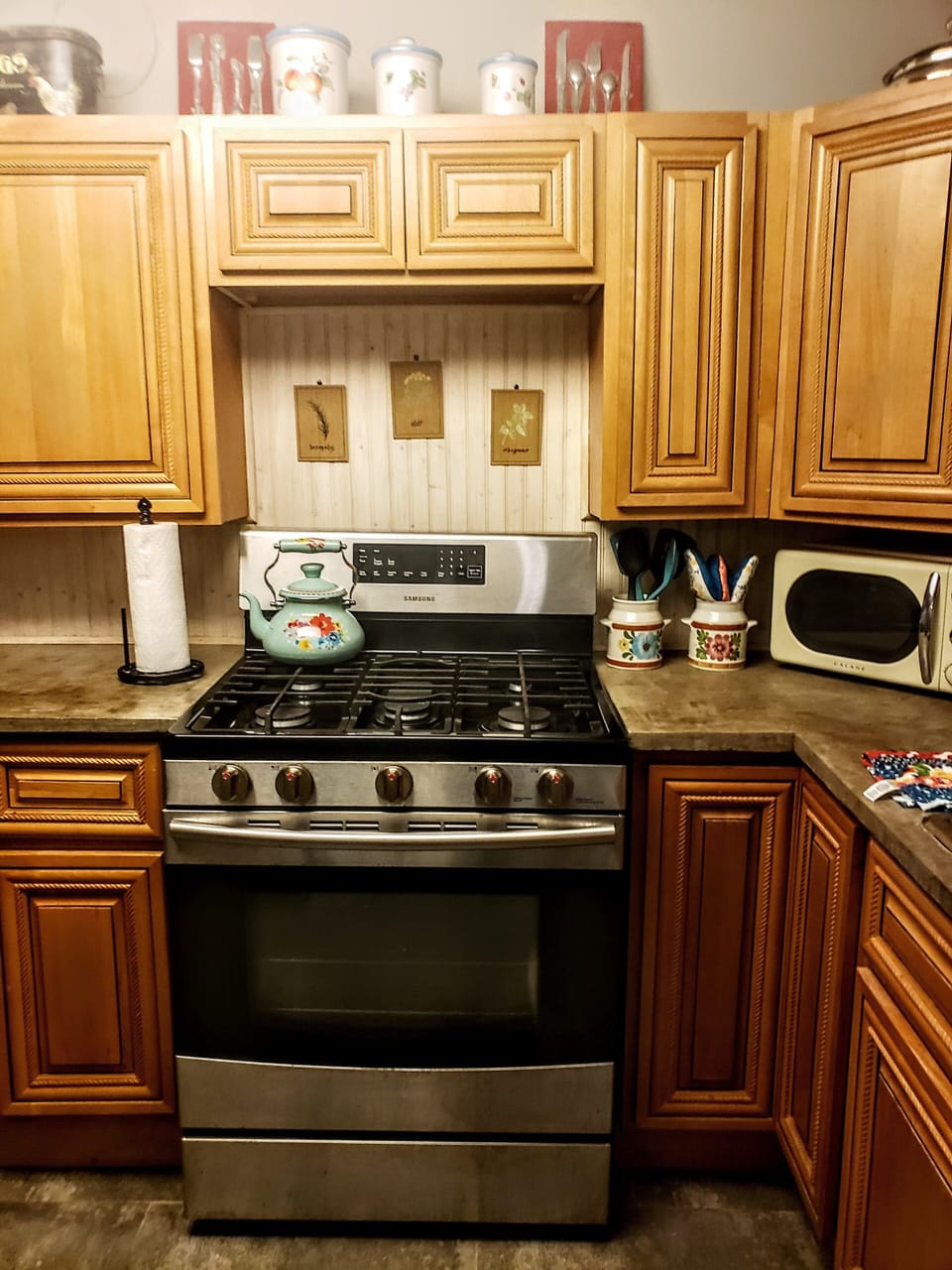 Please note that the oven is inoperable, but the stovetop works. 