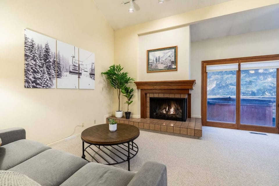 Living area with Fireplace