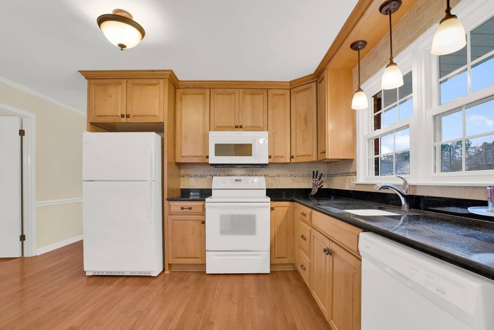 Everything you need for a comfortable stay: a clean, modern kitchen with a dishwasher, microwave, and ample counter space. Located just minutes from Duke Medical Center, it’s the perfect home base for medical residents and patients