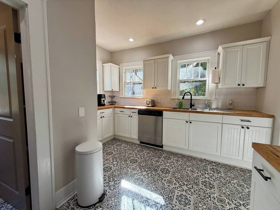 Full Service Kitchen (1)