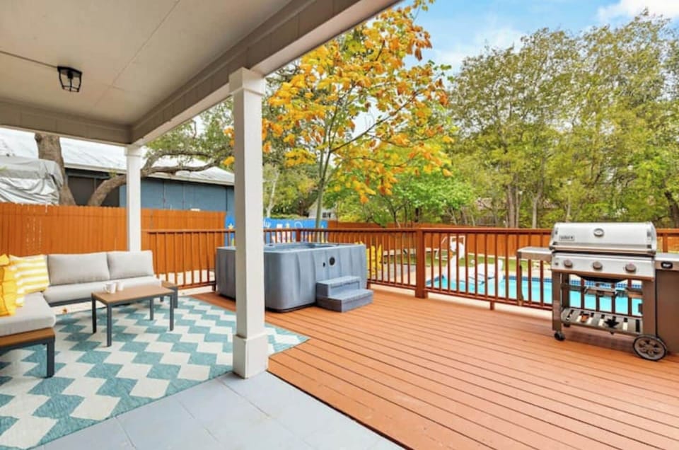 Ample terrace for the whole family to enjoy the backyard!