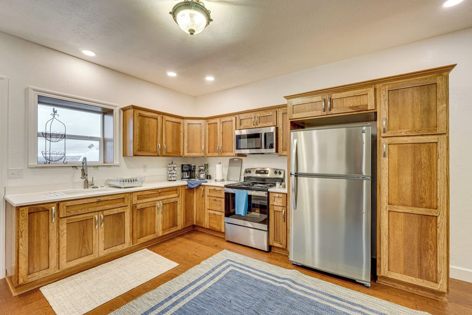 Kitchen | Single-Story Apartment | Dual Keurig/Drip Coffee Maker
