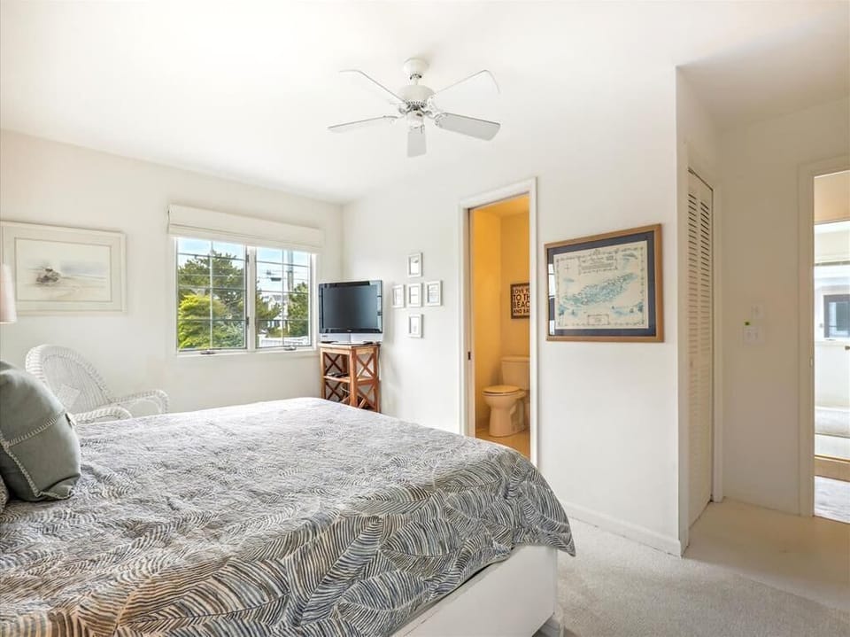 This bedroom also features a ensuite bathroom with shower. 