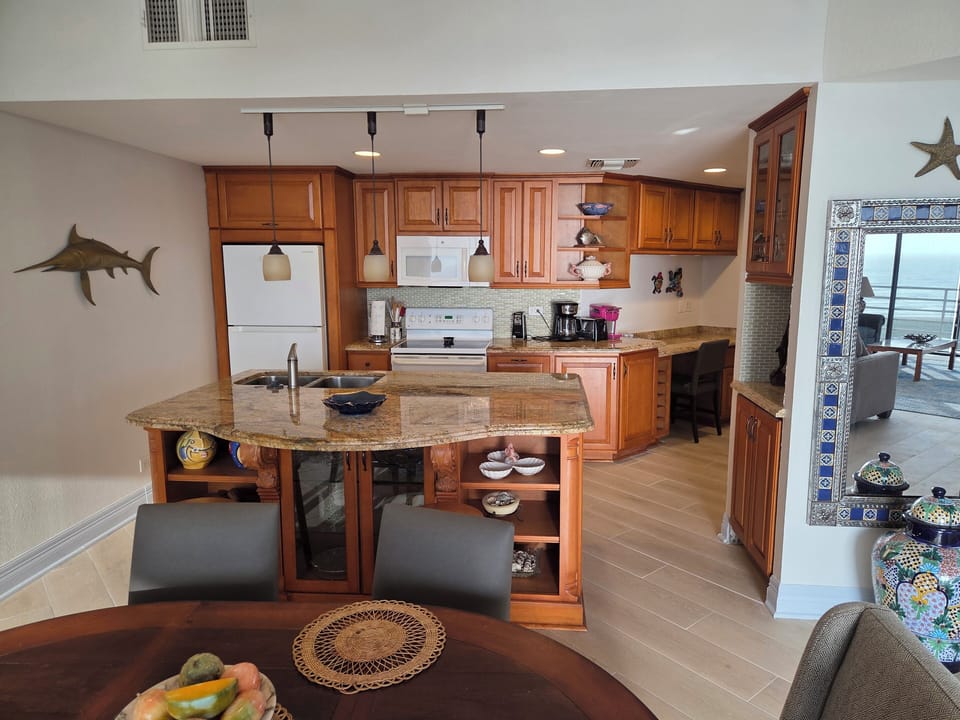 dining area off kitchen