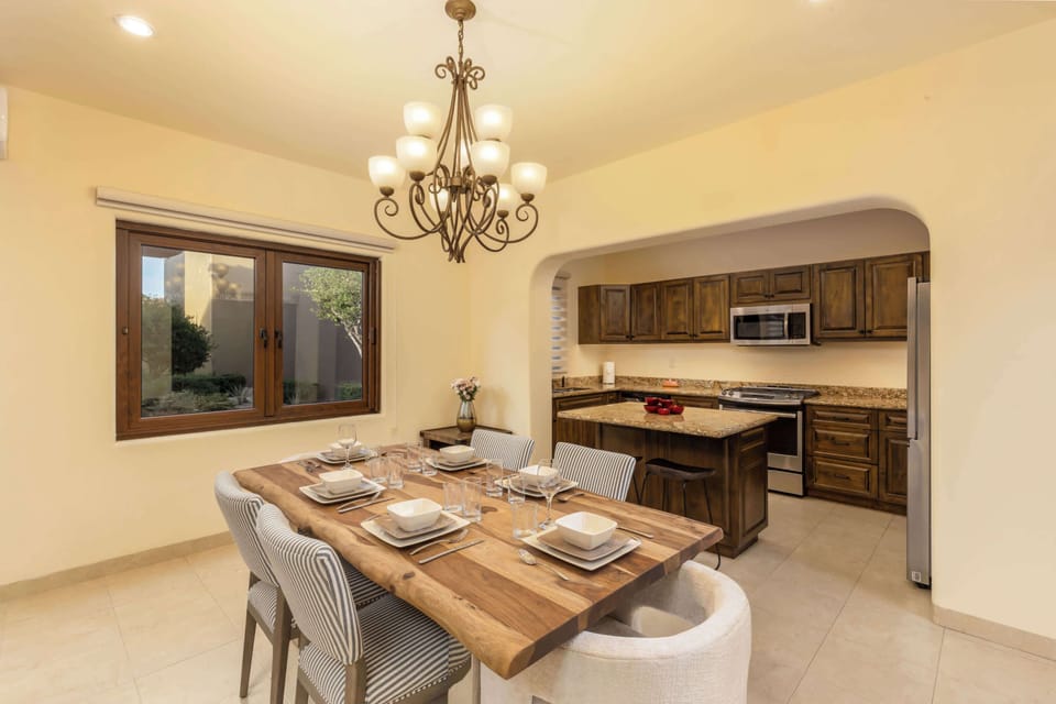 Open-concept kitchen and dining area, perfect for hosting and entertaining.