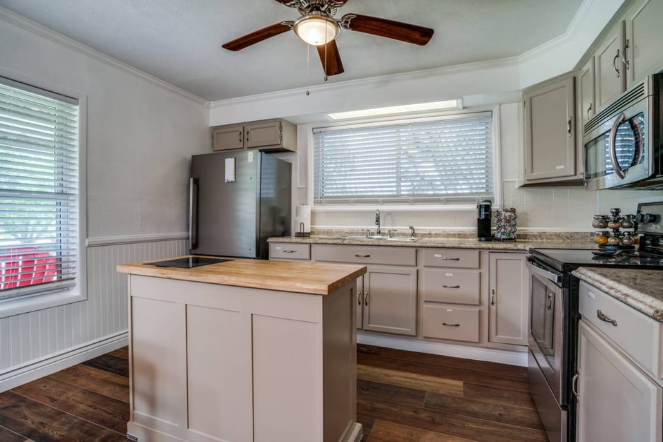 Kitchen, Well stocked with cooking basics, dishware & flatware, Keurig.